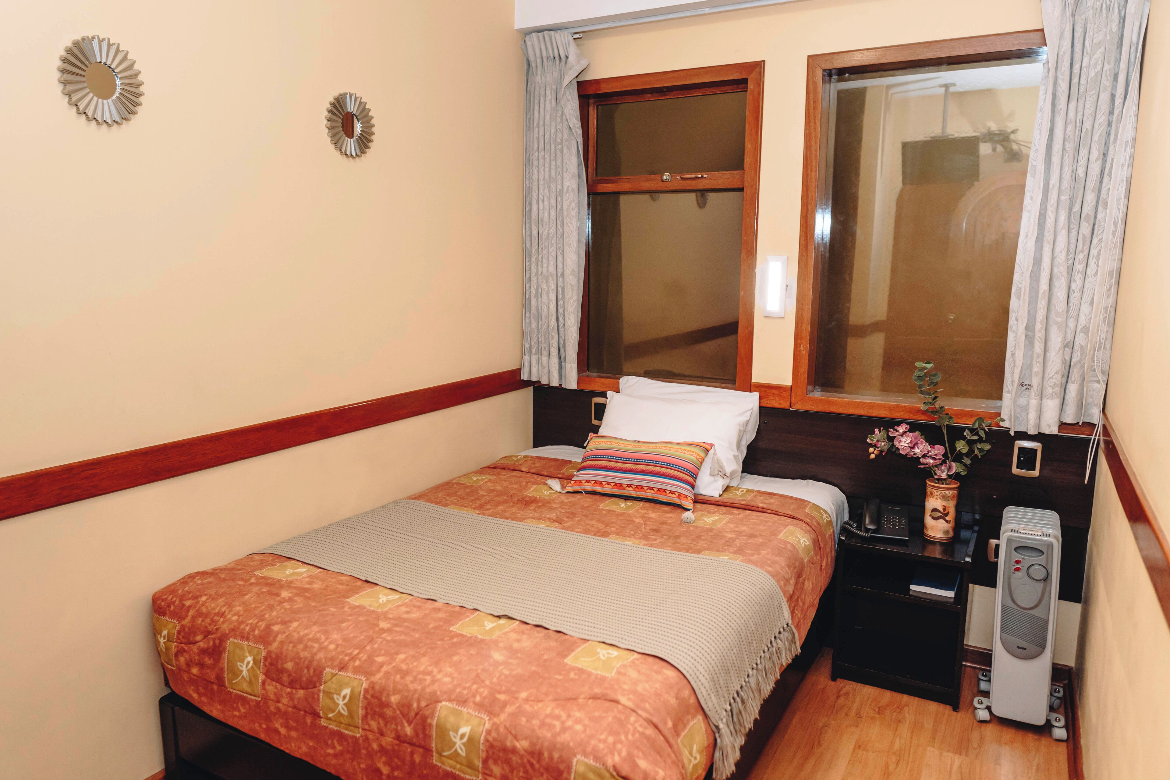 Caja de seguridad en la habitación y decoración personalizada 