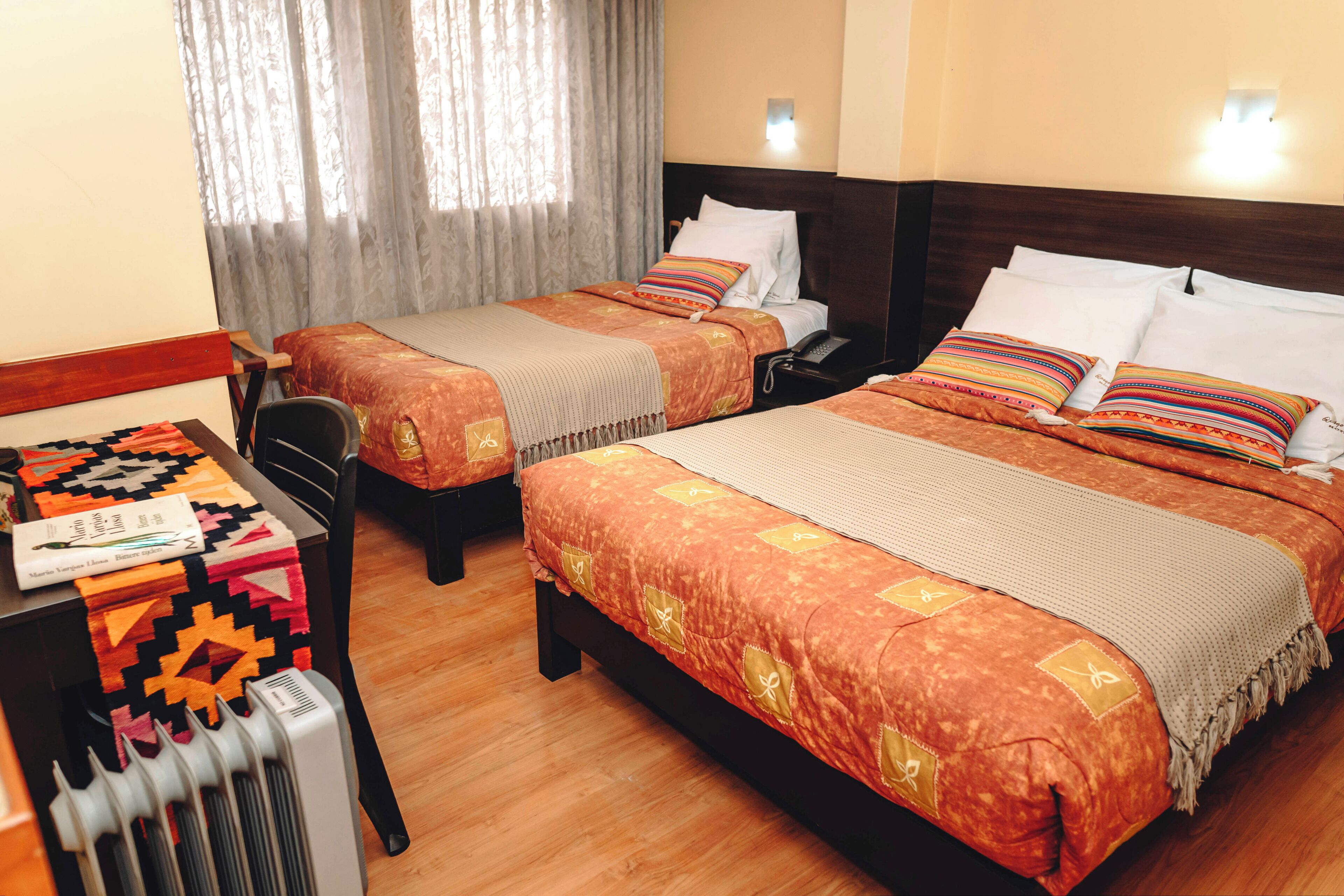 Habitación triple familiar | Caja de seguridad en la habitación y decoración personalizada 