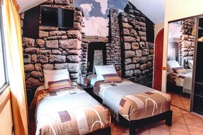 In-room safe, individually decorated, individually furnished, desk - Qosqowasi Hotel (Cusco)
