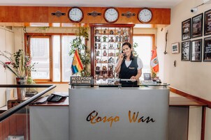 Una recepción con un cartel que dice "Congo War" y un reloj encima.