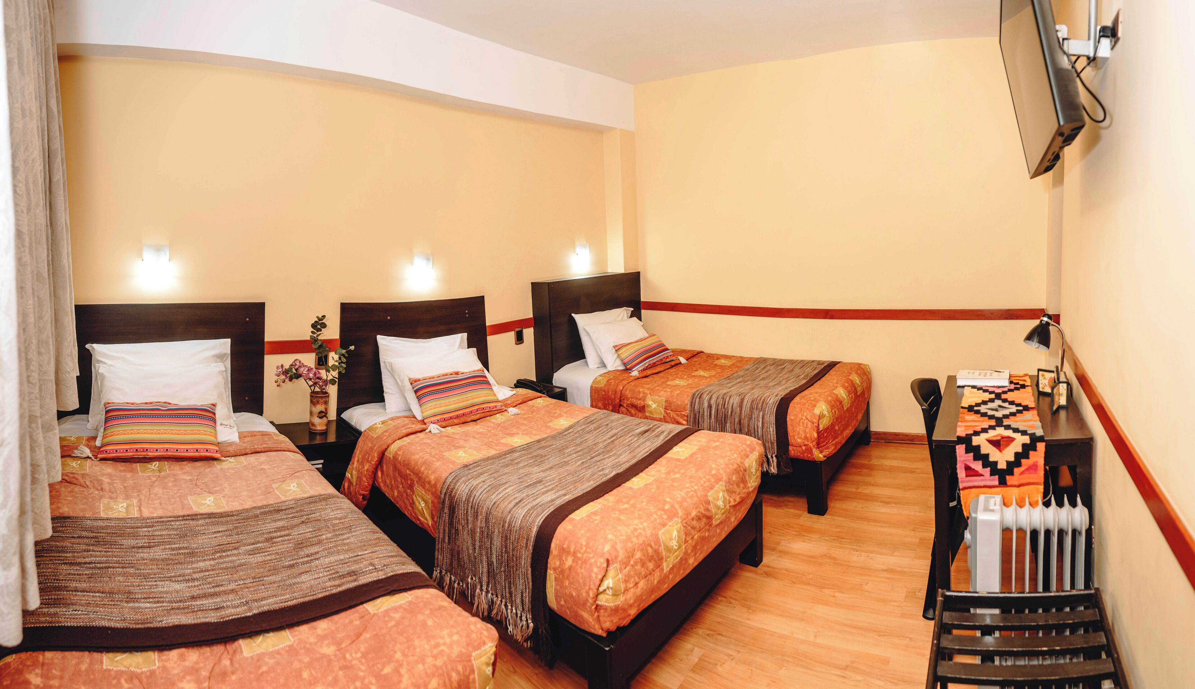 Habitación triple, 3 camas individuales | Caja de seguridad en la habitación y decoración personalizada 