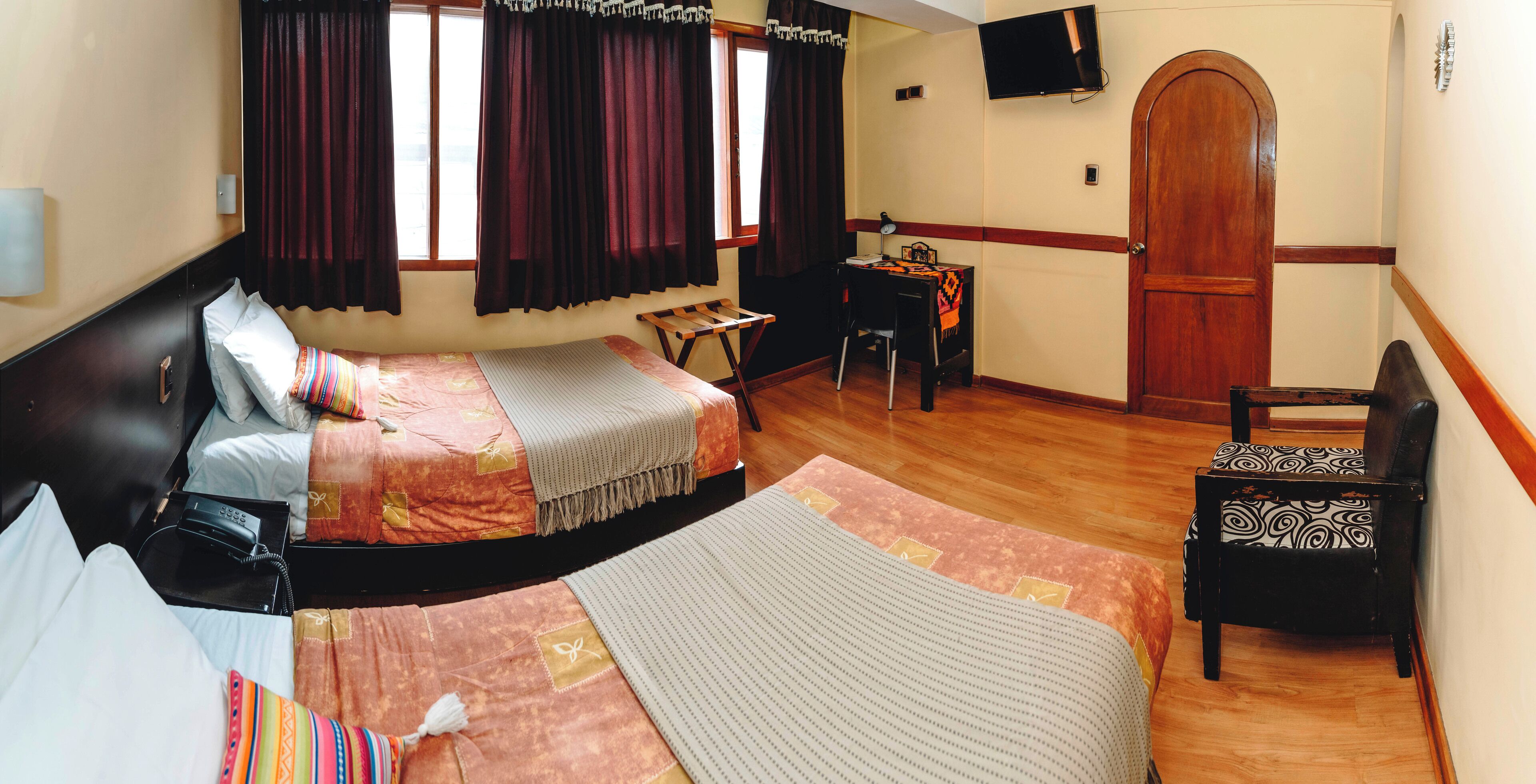 Habitación con 2 camas individuales, varias camas | Caja de seguridad en la habitación y decoración personalizada 