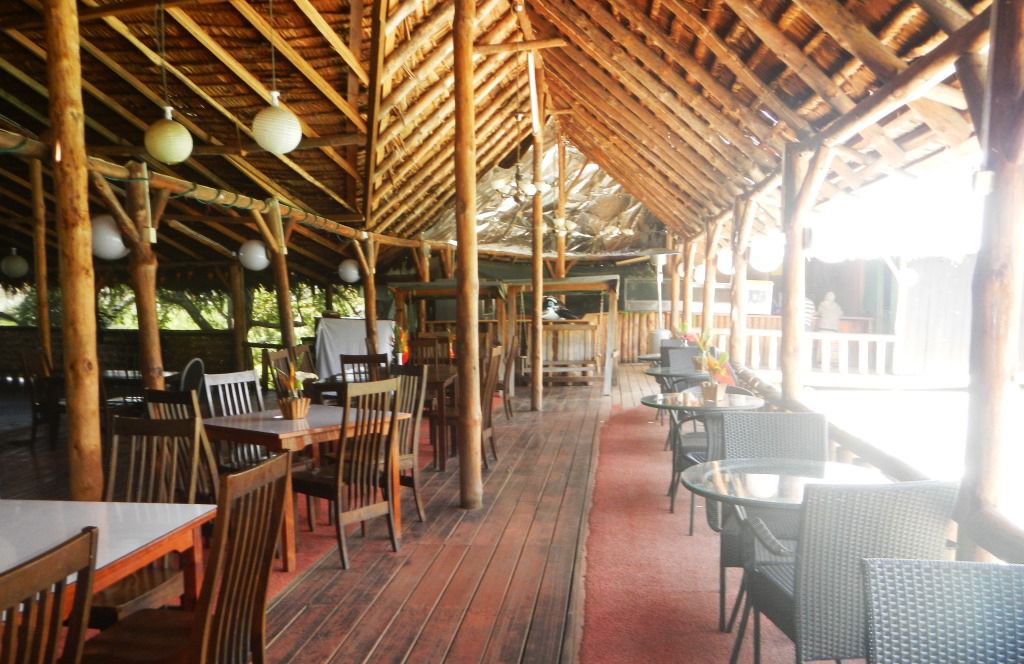 朝食、ランチ、ディナーに営業 (郷土料理と各国料理)