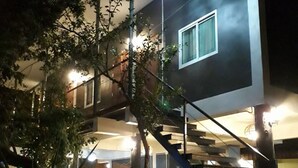 Un edificio moderno con una scala che conduce a un piano superiore.