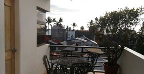 Zimmer, 2 Schlafzimmer (1 BR Aircon, 1 BR Fan, Penthouse) | Balkon