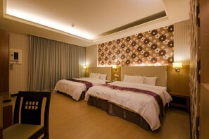 华丽四人房 | 1 多间卧室、羽绒被、办公桌、遮光窗帘