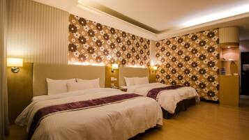 Une chambre d’hôtel avec deux lits, un papier peint à motifs floraux et des lampes de chevet.