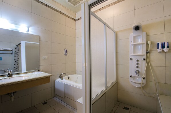 ห้องดีลักซ์ดับเบิล | ห้องน้ำ | อ่างอาบน้ำและฝักบัวแยกจากกัน, เรนชาวเวอร์, ของใช้ในห้องน้ำฟรี