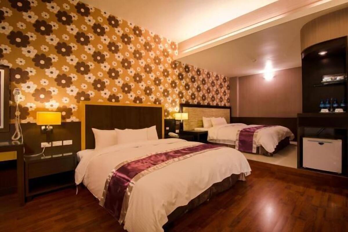 1 dormitorio, edredones de plumas, escritorio y cortinas opacas