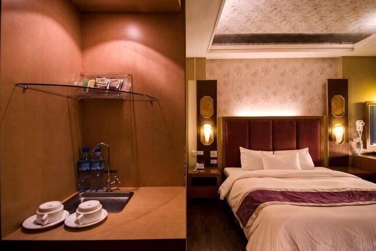 1 dormitorio, edredones de plumas, escritorio y cortinas opacas