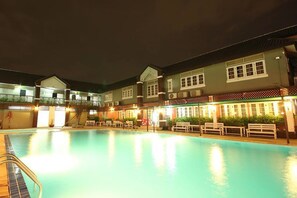 Outdoor pool - Waratee Spa Resort Villa (Bangkok)
