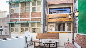 Comfort Shared Dormitory, Mixed Dorm, Shared Bathroom (6 People) | Balcony - Mydeer Backpacker (Tainan)