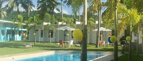 Una piscina al aire libre