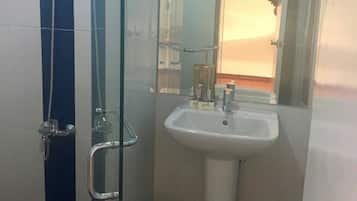 Kamar Standar | Kamar mandi | Shower, perlengkapan mandi gratis, pengering rambut, dan sandal