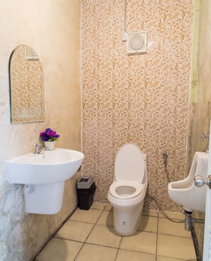 Shower, hair dryer, towels - Banchan Hostel (Ayutthaya)