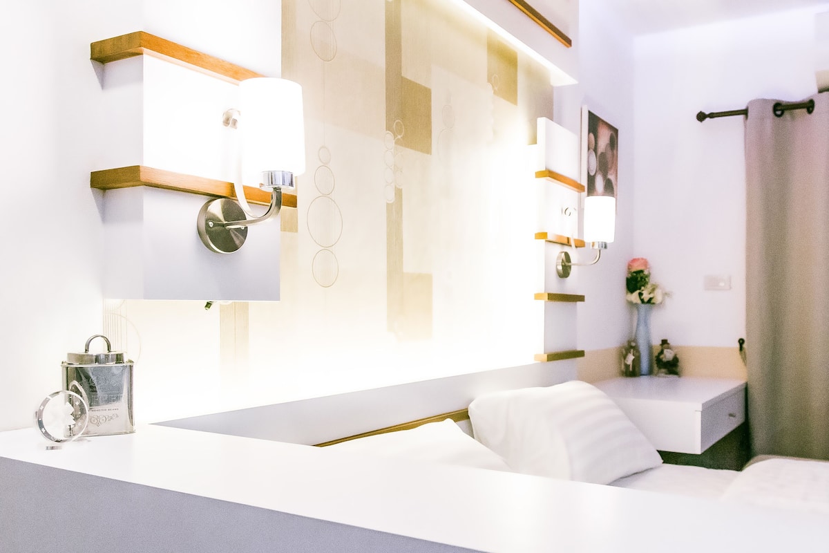 Grand Studio | Desk, iron/ironing board, rollaway beds, free WiFi