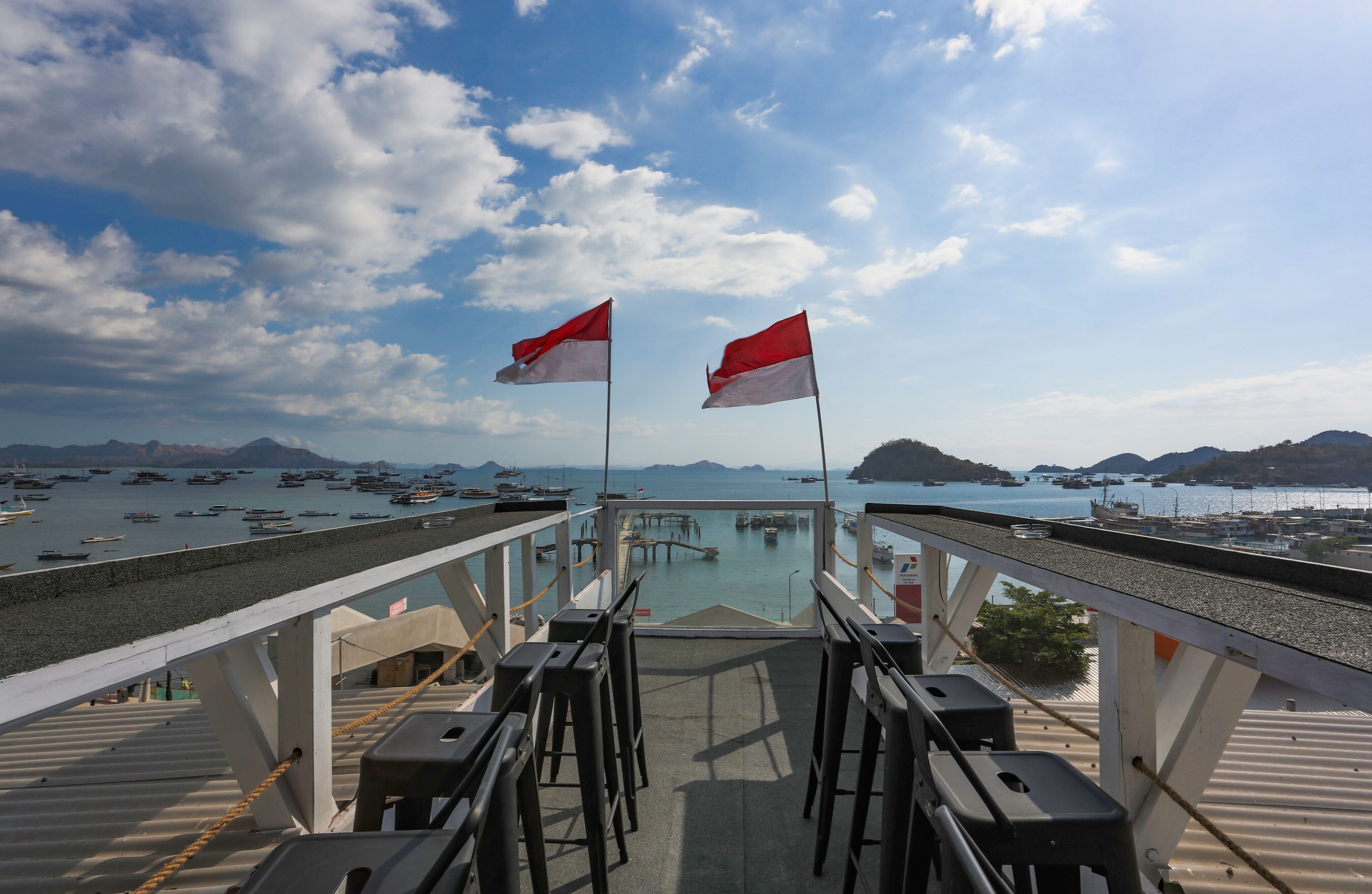 Breakfast, lunch, dinner served; local and international cuisine 