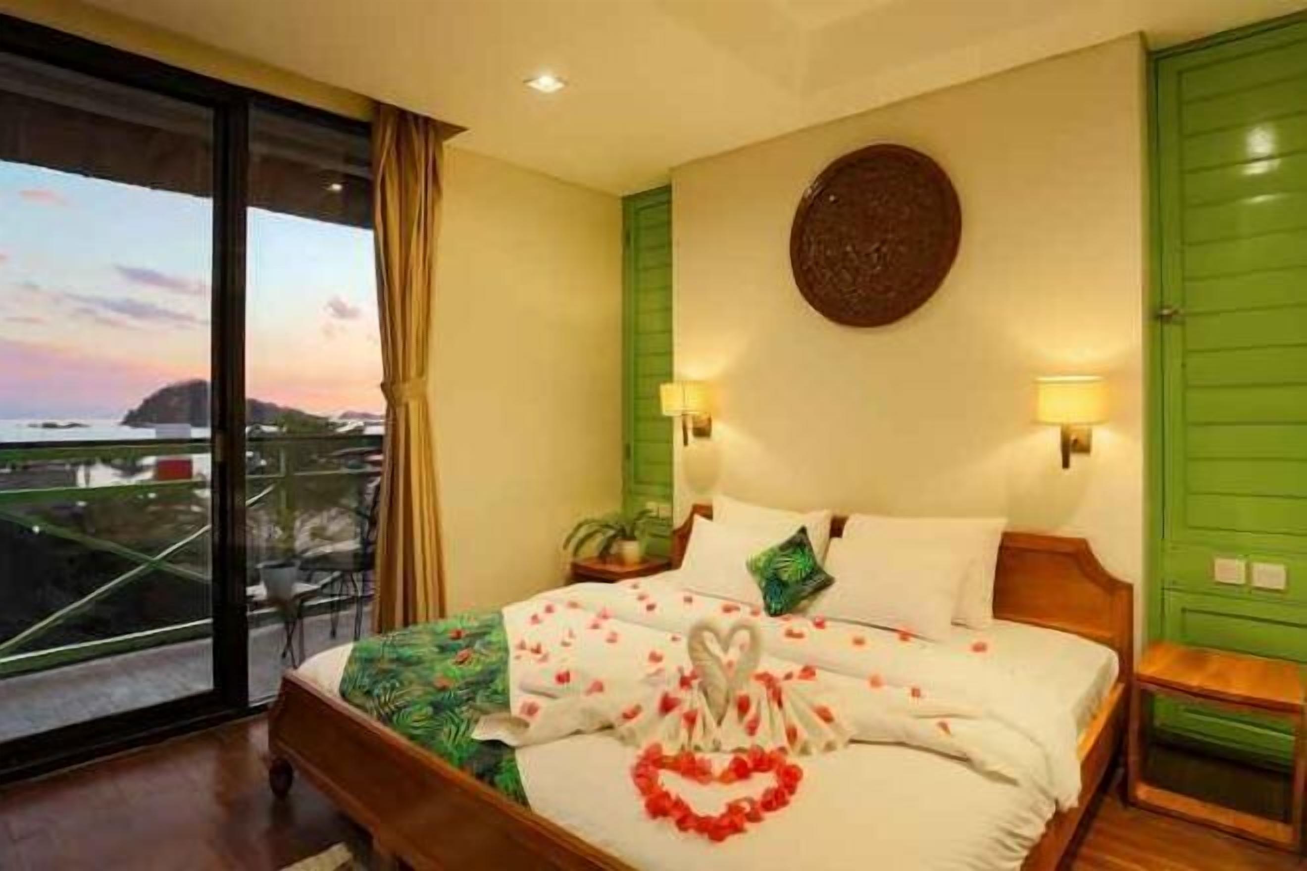 Brankas, meja kerja, tirai kedap cahaya, dan Wi-Fi gratis