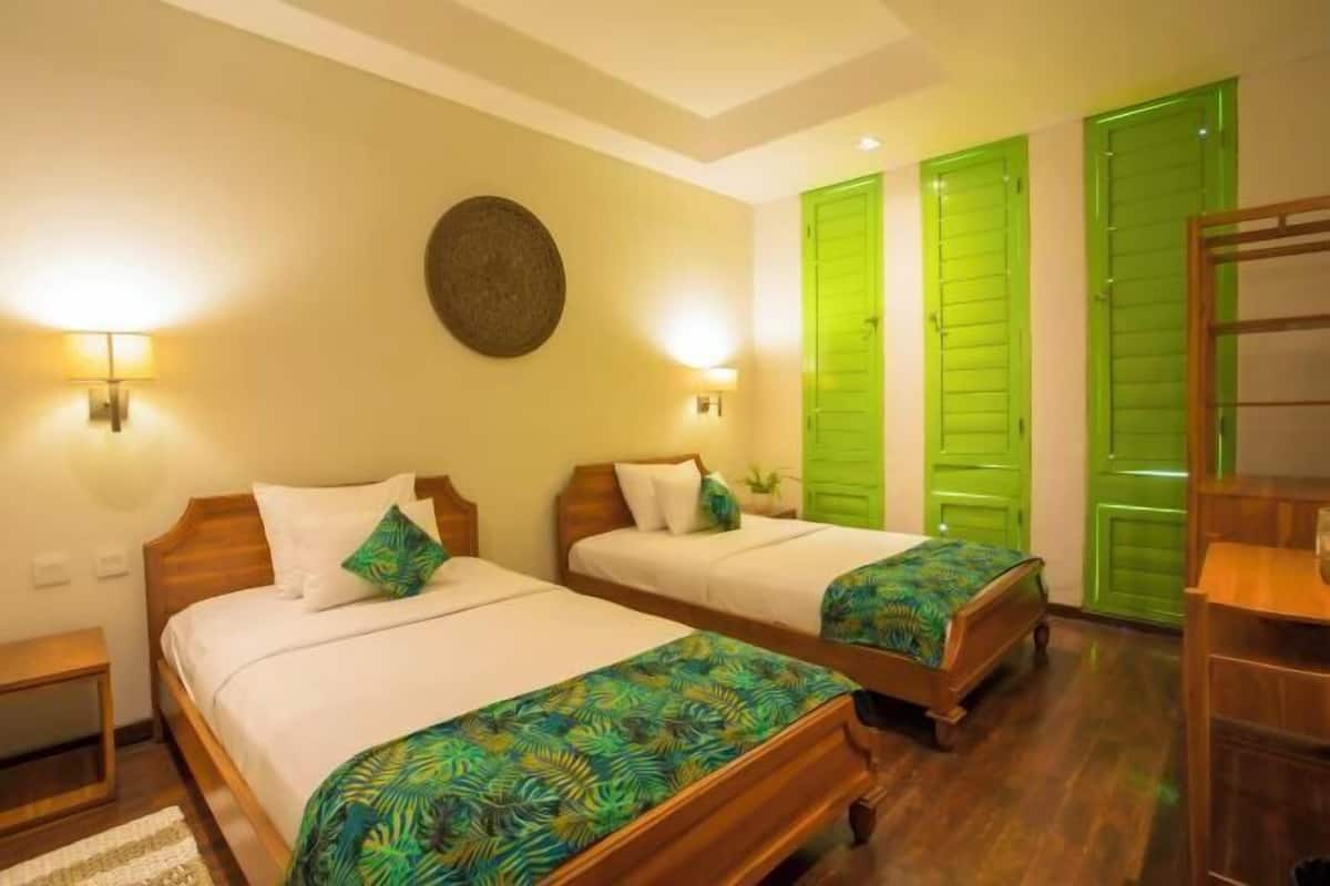 1 kamar tidur, brankas, meja kerja, dan tirai kedap cahaya