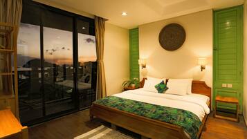 Deluxe Room, Sea View | In-room safe, desk, blackout drapes, free WiFi