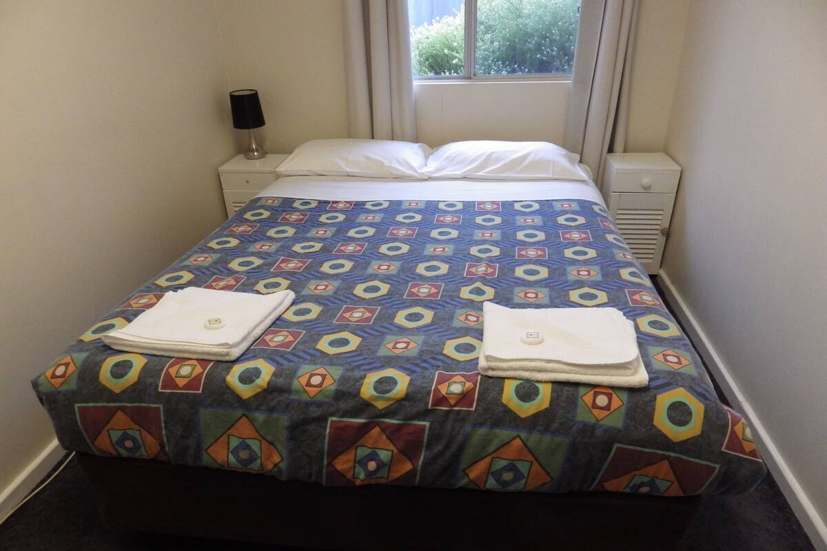 Habitación doble, 1 cama Queen size, baño compartido | Escritorio, tabla de planchar con plancha, cunas y wifi gratis