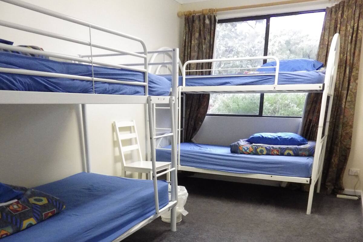 Dormitorio compartido, dormitorio mixto, baño compartido | Escritorio, tabla de planchar con plancha, cunas y wifi gratis