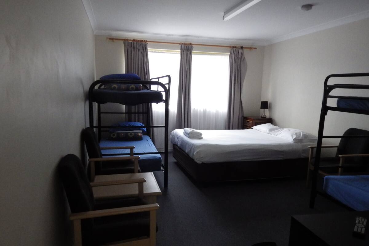 Habitación doble, varias camas, baño privado | Escritorio, tabla de planchar con plancha, cunas y wifi gratis