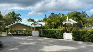 Property entrance - Hilltop Hideaway (Ninderry)