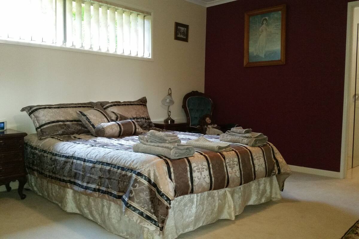Sapphire Room  | 1 bedroom, premium bedding, iron/ironing board, WiFi (free)