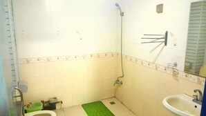 Slaapzaal, alleen vrouwen | Badkamer | Een douche, een haardroger, pantoffels, handdoeken