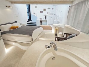 Kamar Double Mewah, 1 Tempat Tidur King, pemandangan samudra, area taman | 1 kamar tidur dan didekorasi berbeda-beda