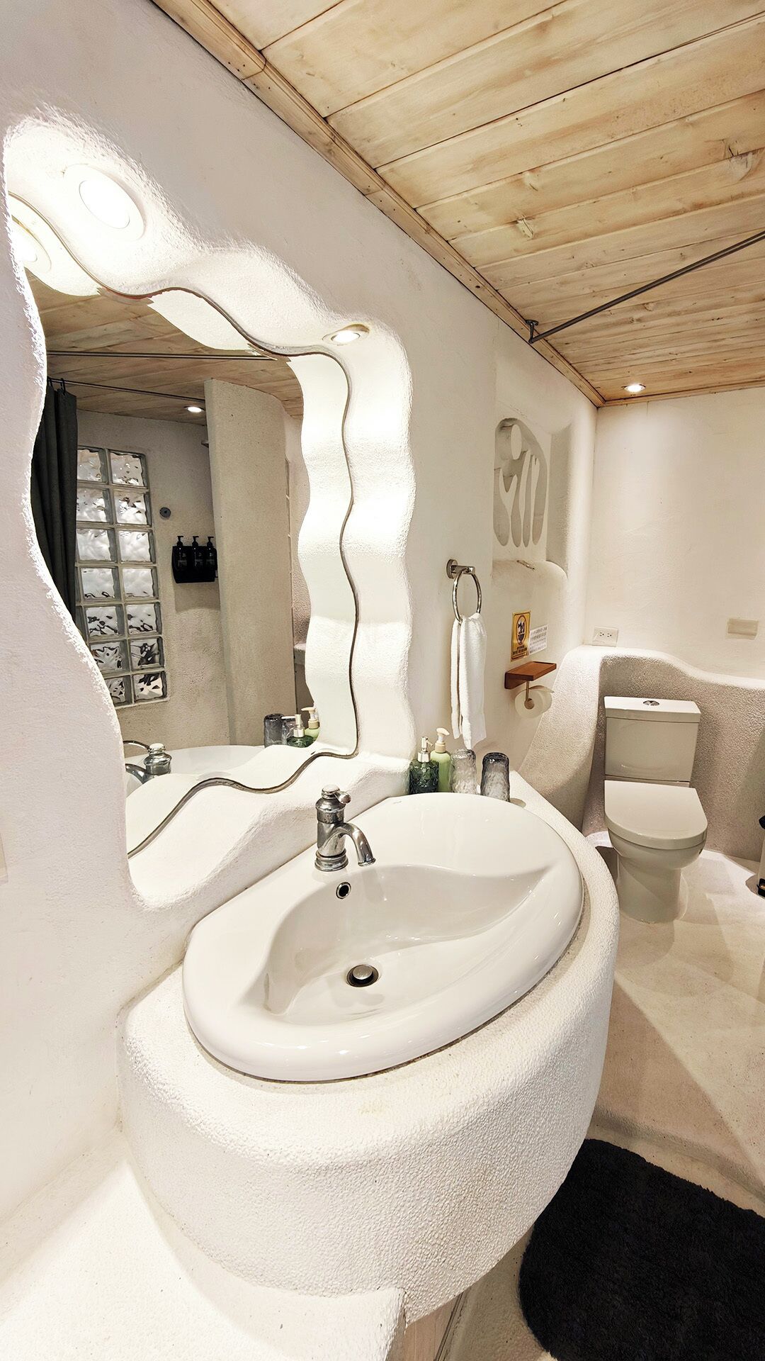 Quarto casal superluxo, 1 cama King, vista para o oceano, no jardim | Banheiro | Chuveiro, chuveiro com efeito de chuva, produtos de toalete de grife 