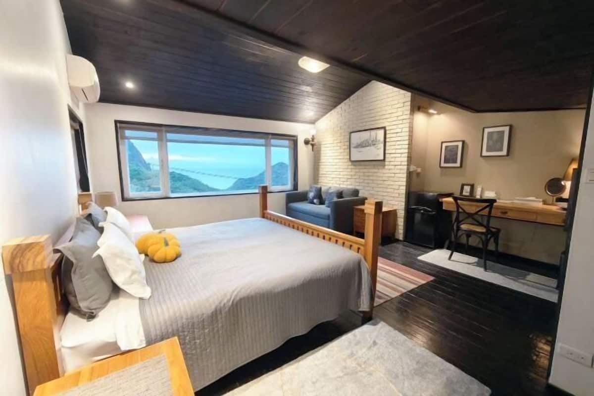 1 bedroom, desk, blackout drapes, WiFi (free)