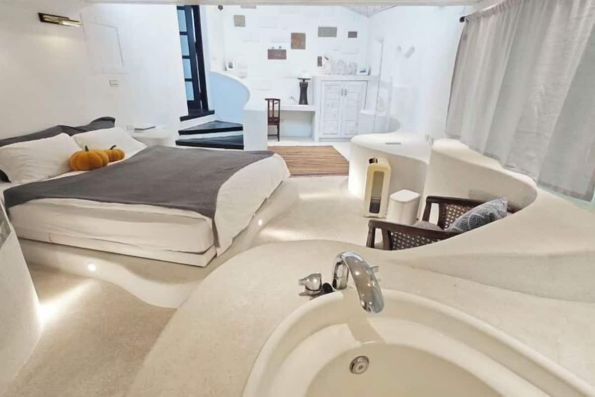 1 bedroom, individually decorated, individually furnished, desk