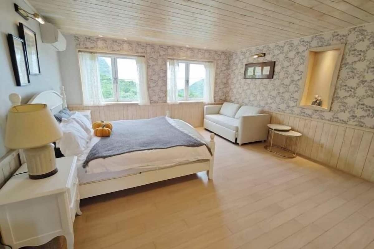 1 bedroom, individually decorated, individually furnished, desk