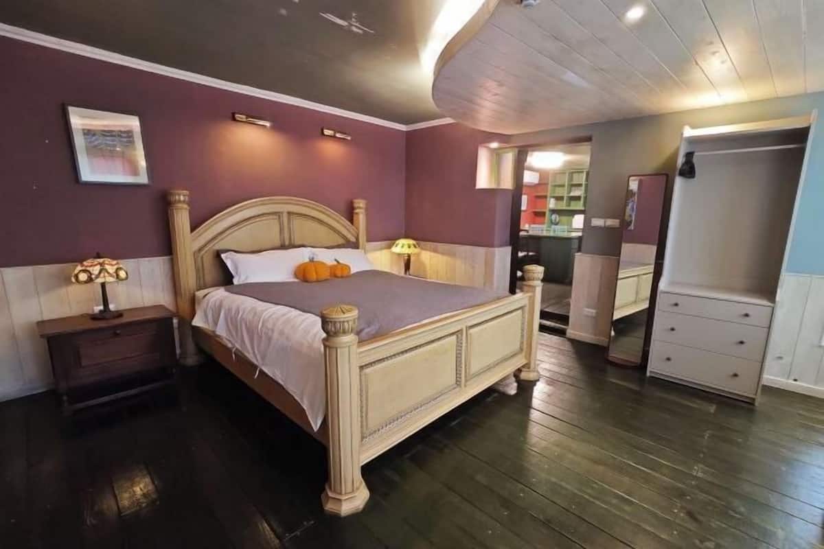 1 bedroom, individually decorated, individually furnished, desk