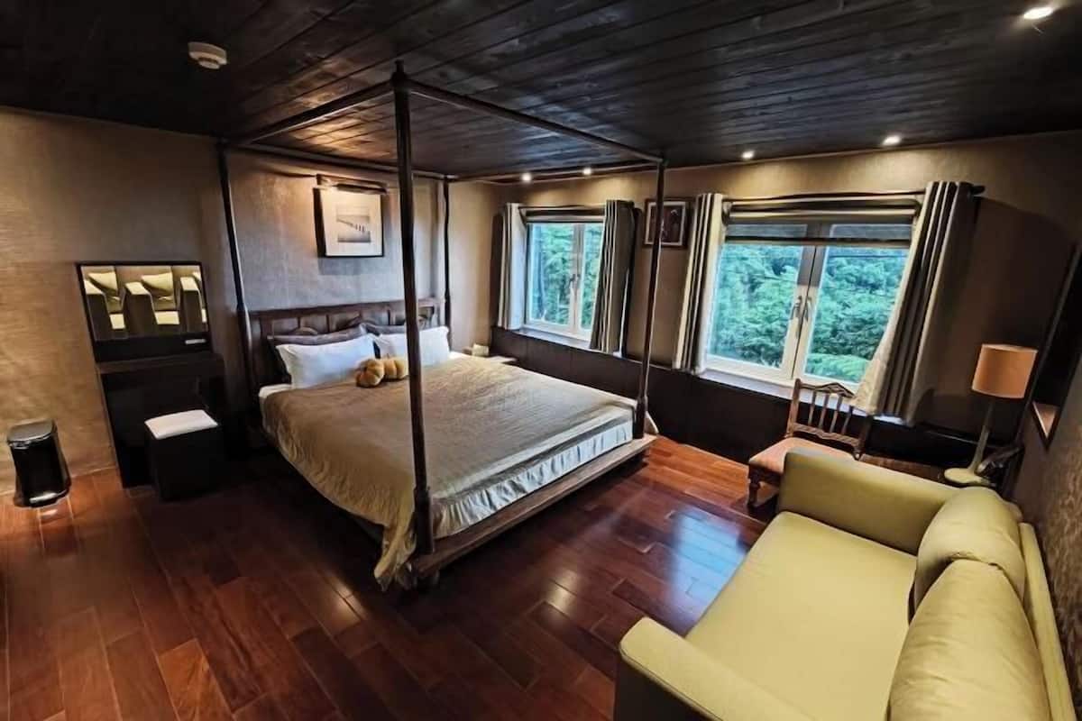 1 bedroom, individually decorated, individually furnished, desk