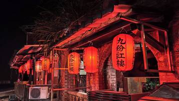 Un edificio tradicional con faroles rojos colgando del techo, con caracteres chinos.