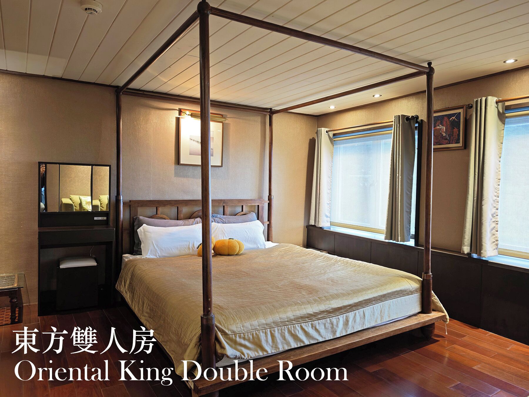 Deluxe Double Room, 1 King Bed, Ocean View, Garden Area | Living area