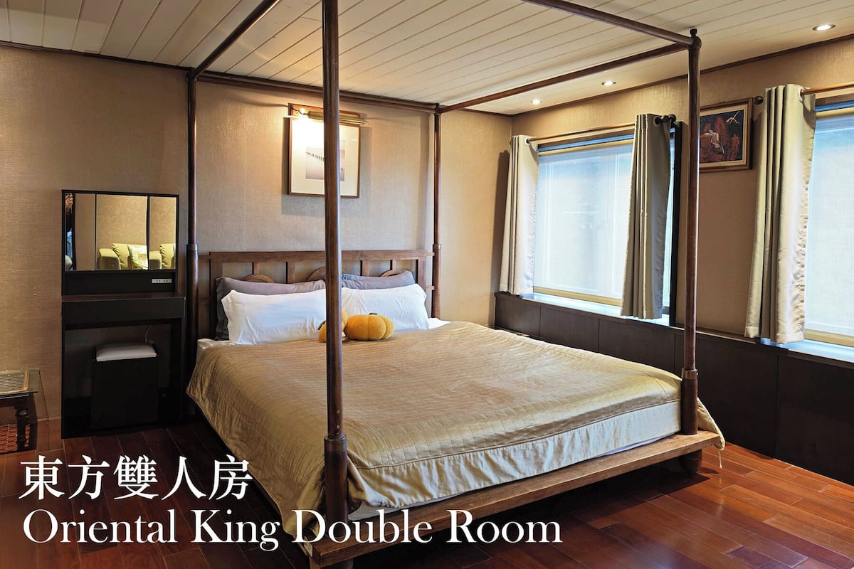 Deluxe Double Room, 1 King Bed, Ocean View, Garden Area | Living area
