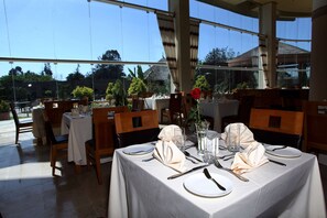 Déjeuner, dîner et souper servis sur place