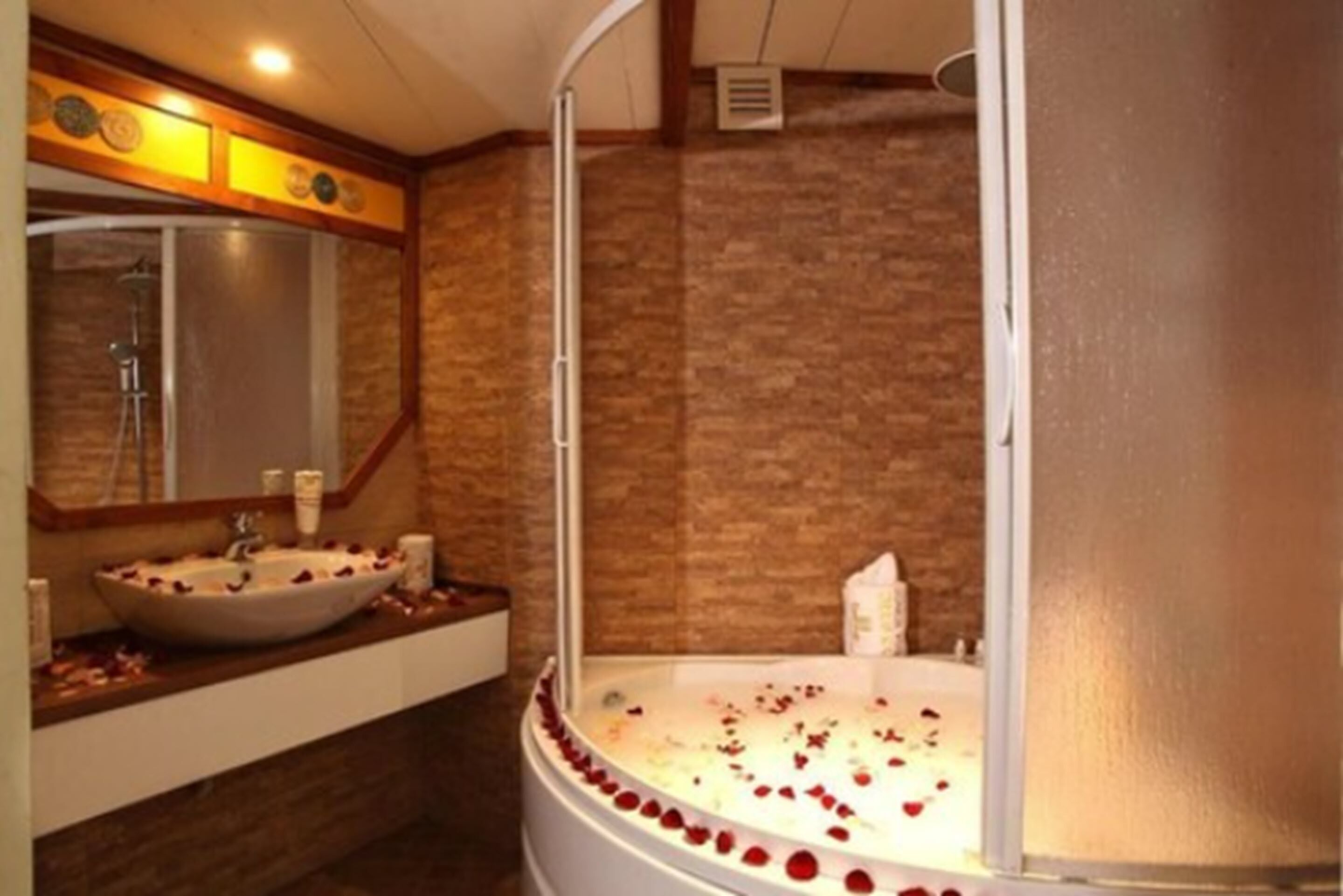 executive suite | bathroom | free toiletries, hair dryer, towels