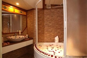 Executive Suite | Bilik Mandi | Kelengkapan dandanan diri percuma, pengering rambut, tuala disediakan 