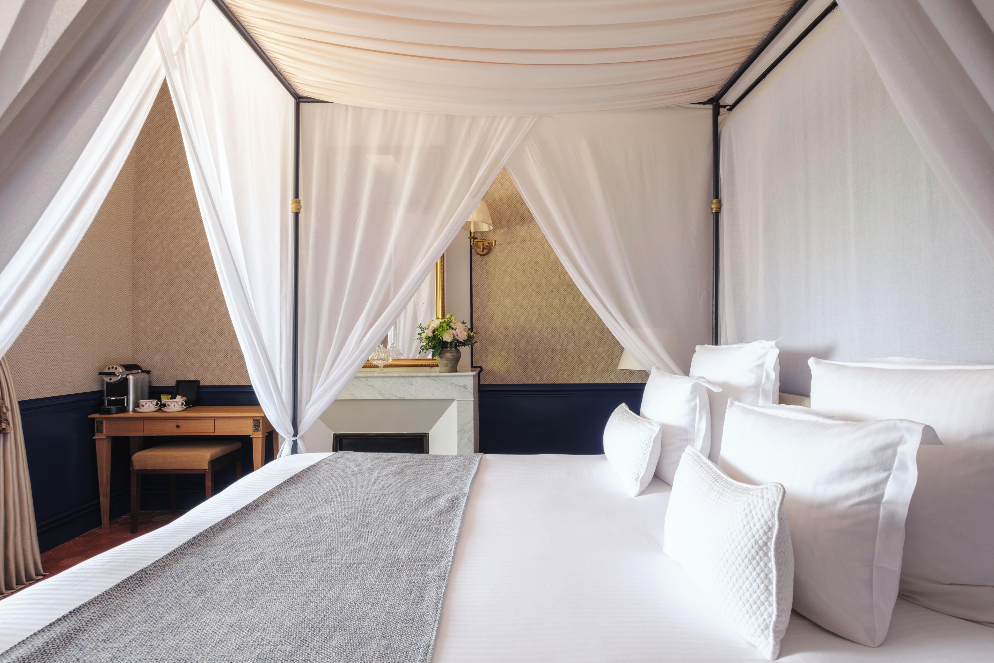 Chambre Deluxe Château | Ropa de cama de alta calidad, minibar, caja fuerte y escritorio