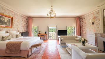 Historic Suite | Premium bedding, minibar, in-room safe, desk