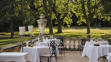 2 restaurantes; se sirve desayuno, almuerzo y cena