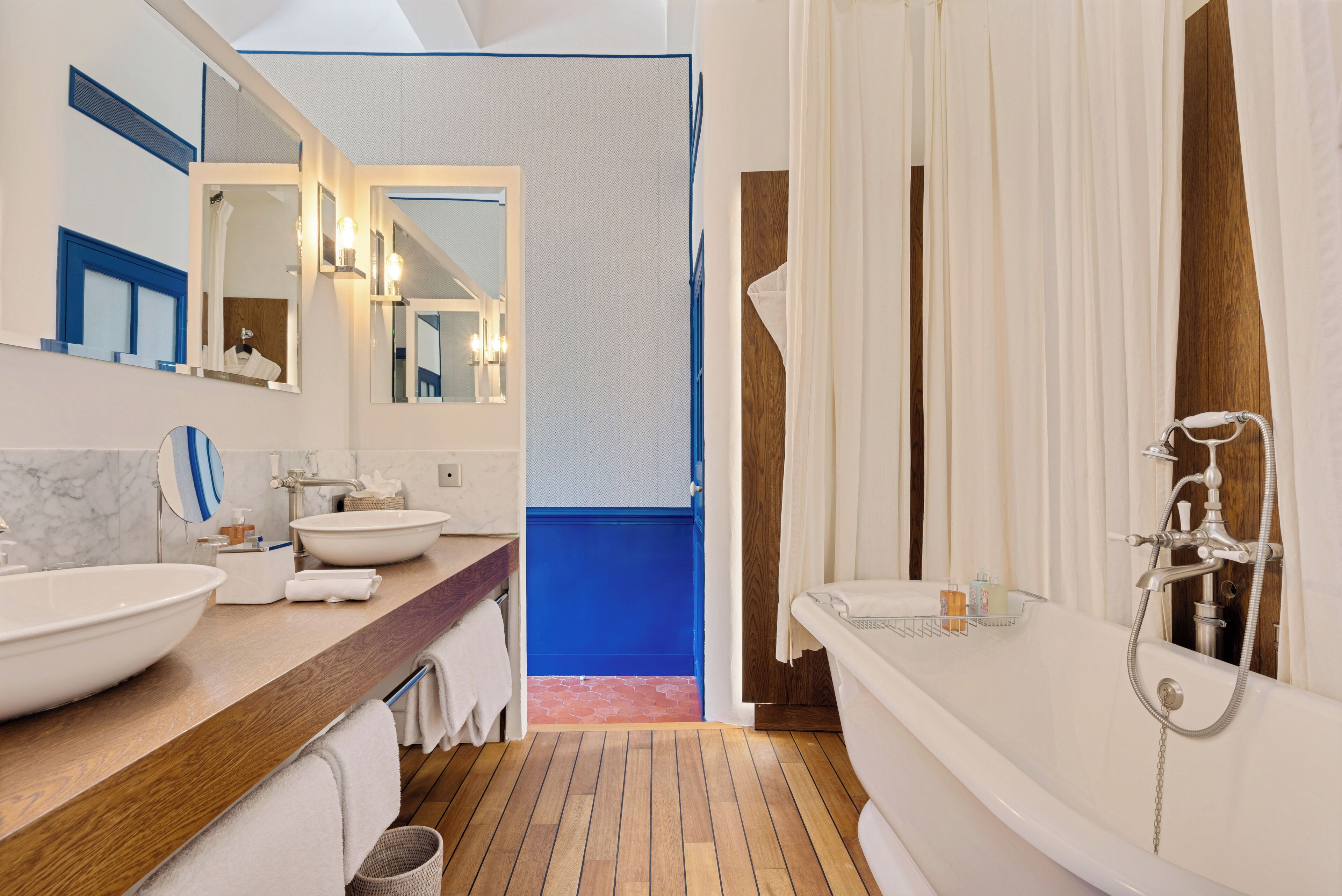 chambre deluxe château | bathroom | free toiletries, hair dryer, bathrobes, slippers