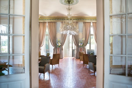 Reception hall. Château de Fonscolombe - Relais & Châteaux