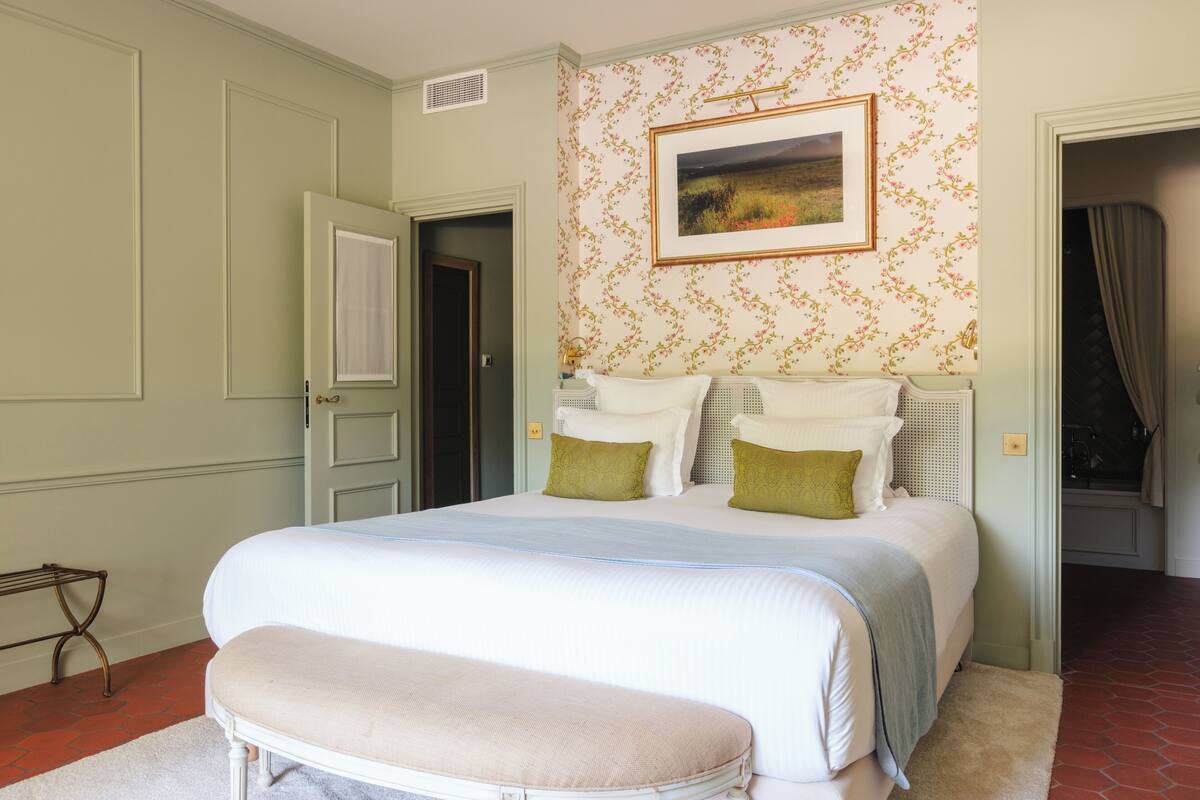 Premium bedding, minibar, in-room safe, desk