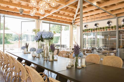 2 restaurantes, se sirven desayunos, comidas, cenas y cocina francesa